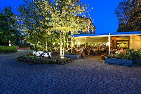 Breakfast, lunch, dinner served; Italian cuisine, alfresco dining