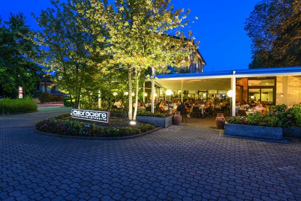 Ontbijt, serveert lunch, diner, Italiaanse gerechten, openlucht dineren