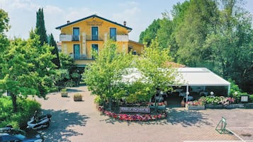 Esterni