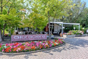 Ontbijt, serveert lunch, diner, Italiaanse gerechten, openlucht dineren