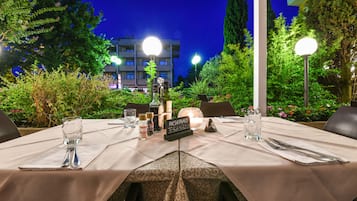 Se sirven desayunos y cocina italiana (con mesas al aire libre)
