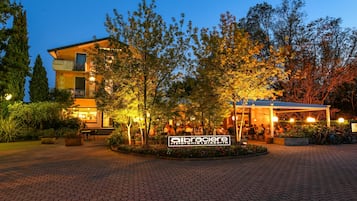 Fassade der Unterkunft – Abend/Nacht