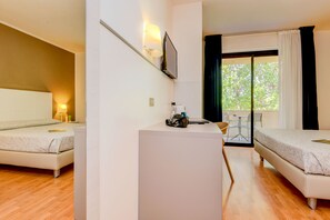Cubrecamas, caja de seguridad en la habitación y escritorio 