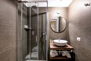 Douche, douche à « effet pluie », articles de toilette gratuits