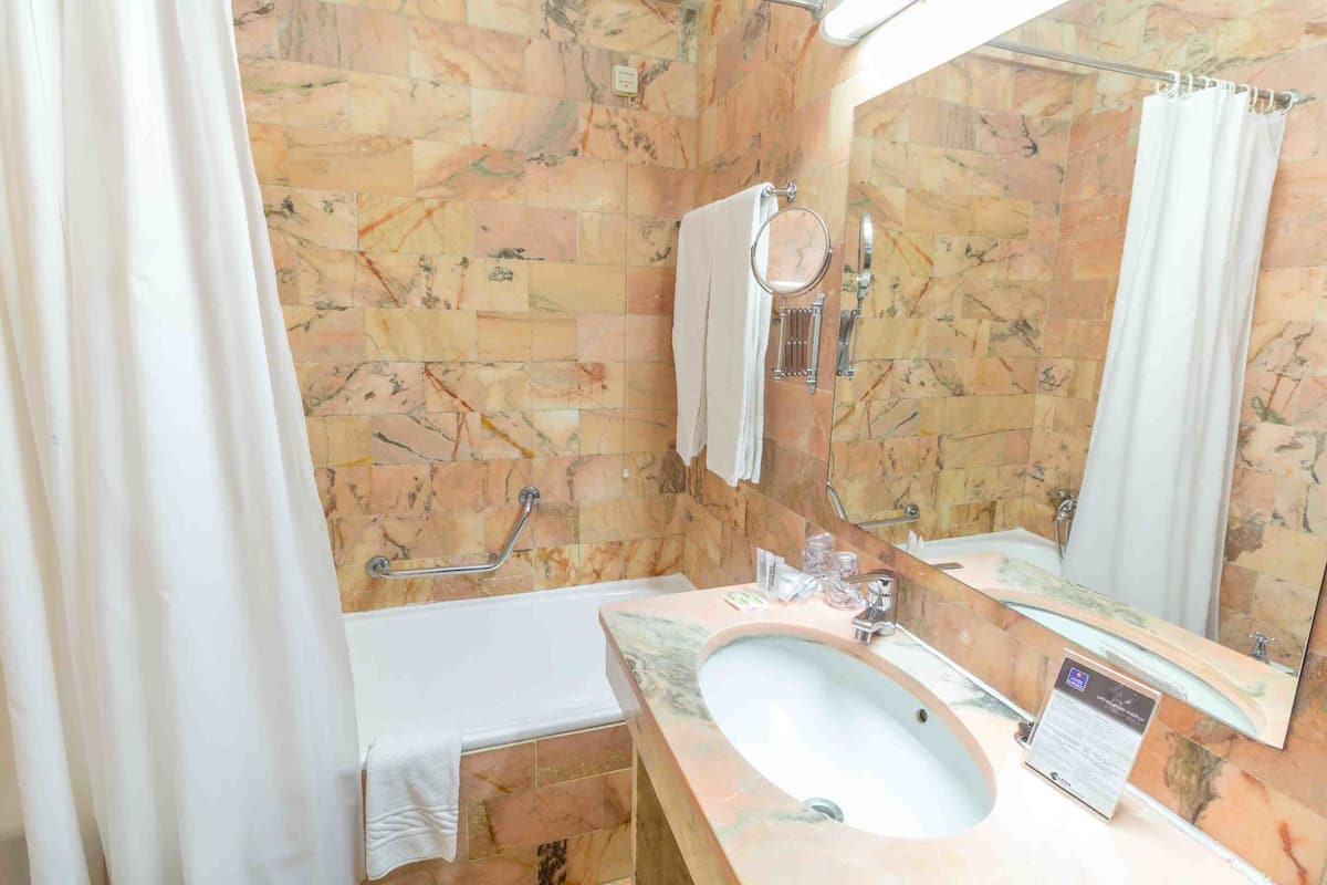 combined shower/bathtub, hair dryer, bidet, towels