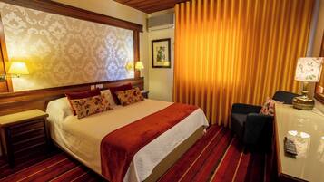 1 bedroom, desk, laptop workspace, soundproofing