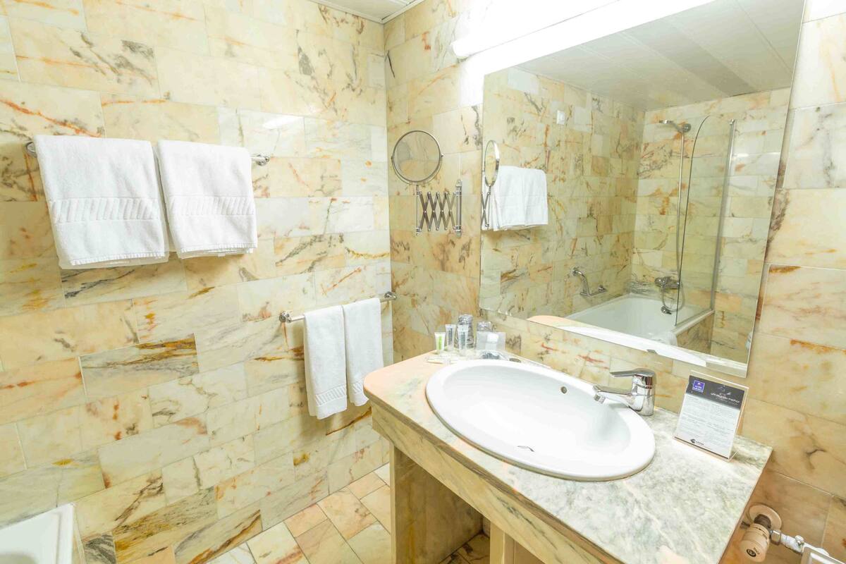 combined shower/bathtub, hair dryer, bidet, towels