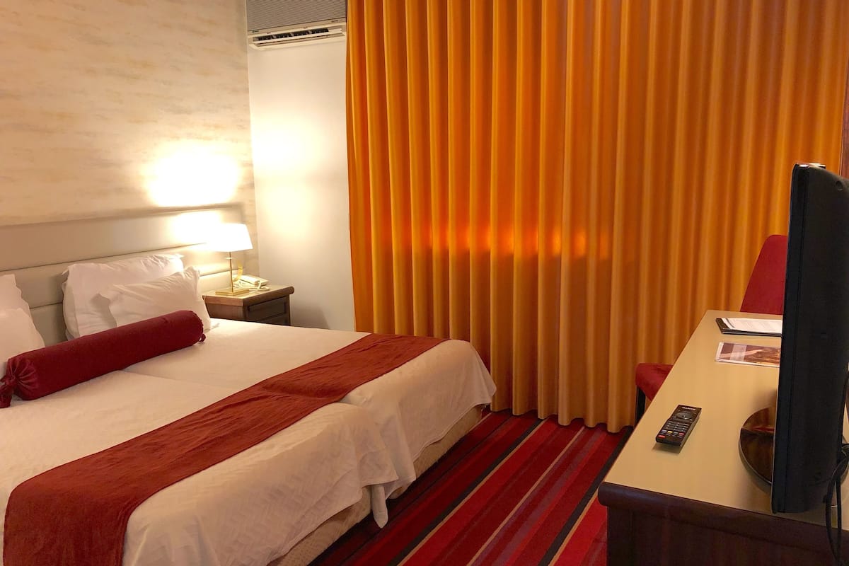 1 bedroom, desk, laptop workspace, soundproofing