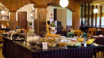 Een buffetgedeelte met diverse gerechten en een koffiehoek.