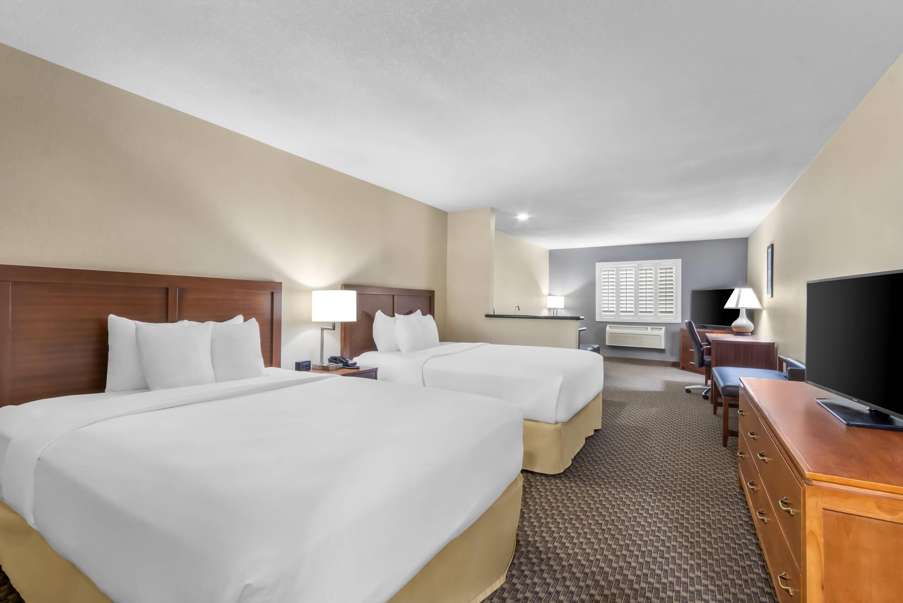 標準客房, 2 張加大雙人床, 非吸煙房 | 舒適加層、書桌、熨斗/熨衣板、免費搖籃/嬰兒床