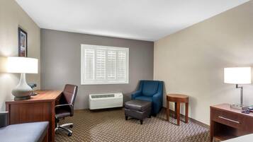 Standard-huone, 1 suuri parisänky, tupakointi kielletty | Pillowtop-patjalliset sängyt, työpöytä, silitysrauta/-lauta