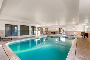 Piscine couverte, parasols de plage