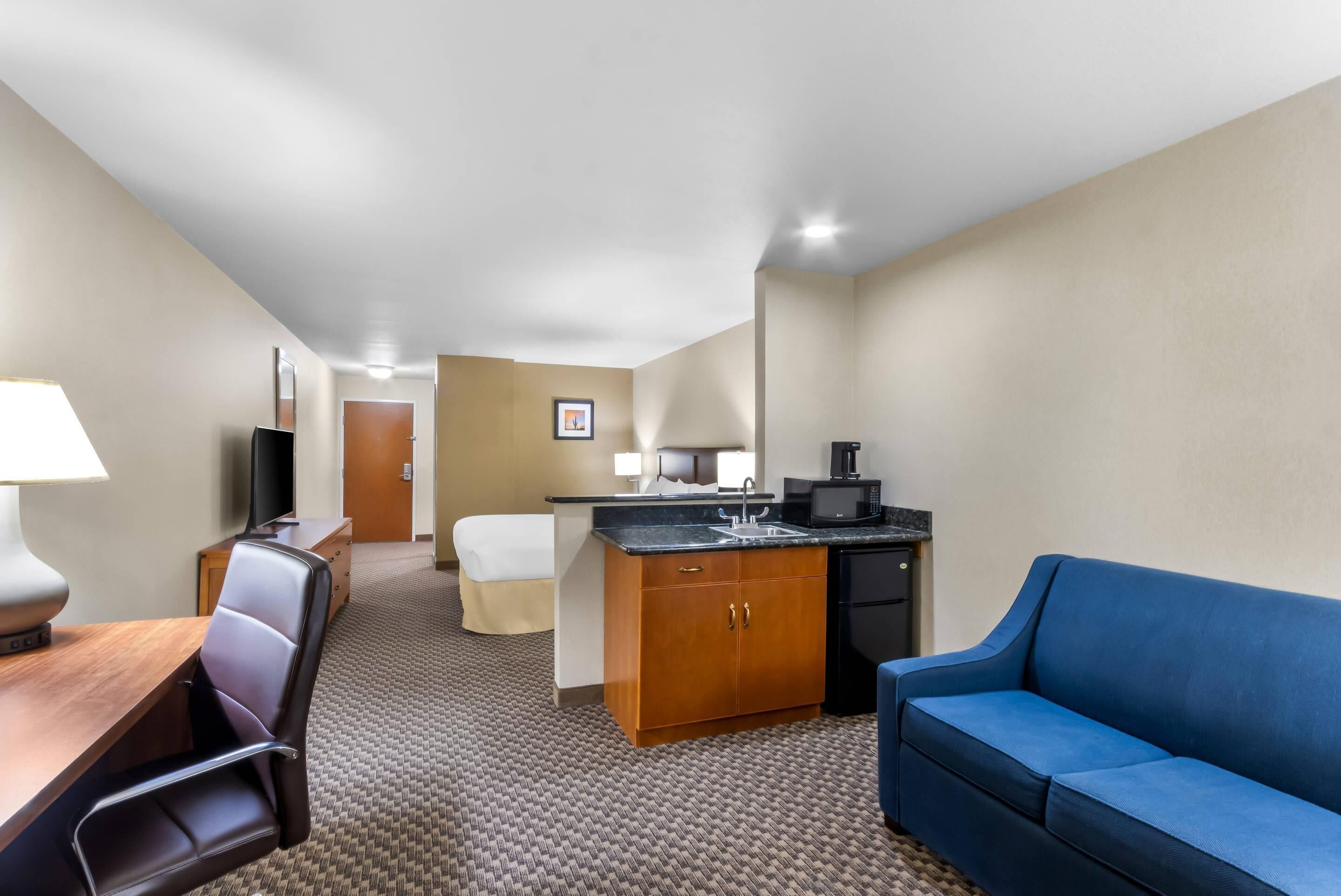 Pillow-top beds, desk, iron/ironing board, free cots/infant beds