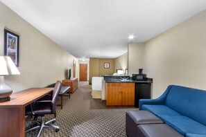 Quarto standard, 2 camas Queen, para não fumantes | Camas com colchões pillow-top, escrivaninha