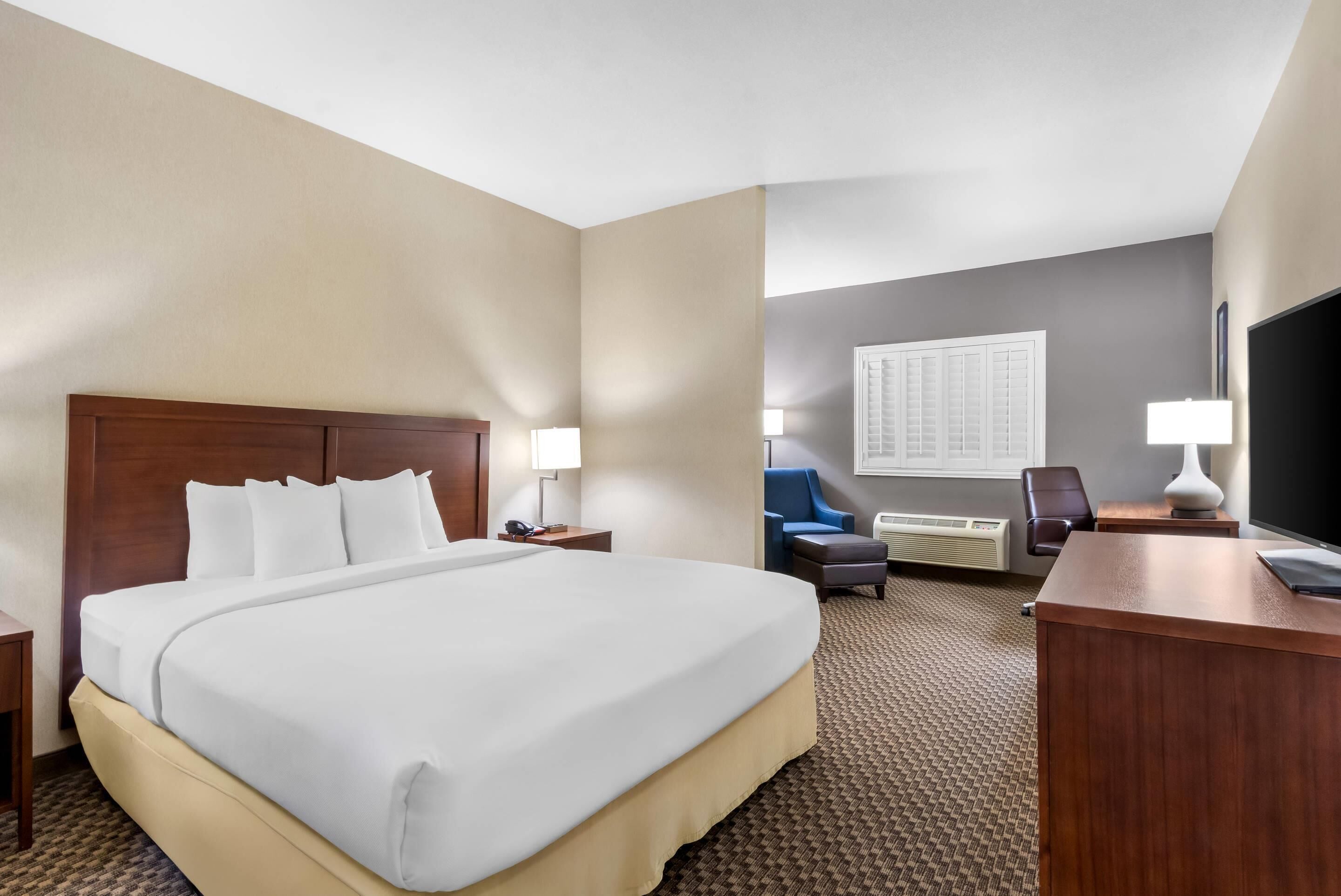 Pillow-top beds, desk, iron/ironing board, free cots/infant beds