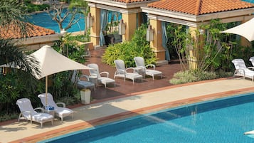 5 piscines a l'aire lliure (horari: 08:00-20:00) i cabanes gratuïtes