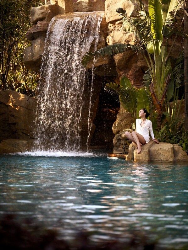 5 outdoor pools, open 8:00 AM to 8:00 PM, free pool cabanas - Four Seasons Hotel Macao (Cotai)