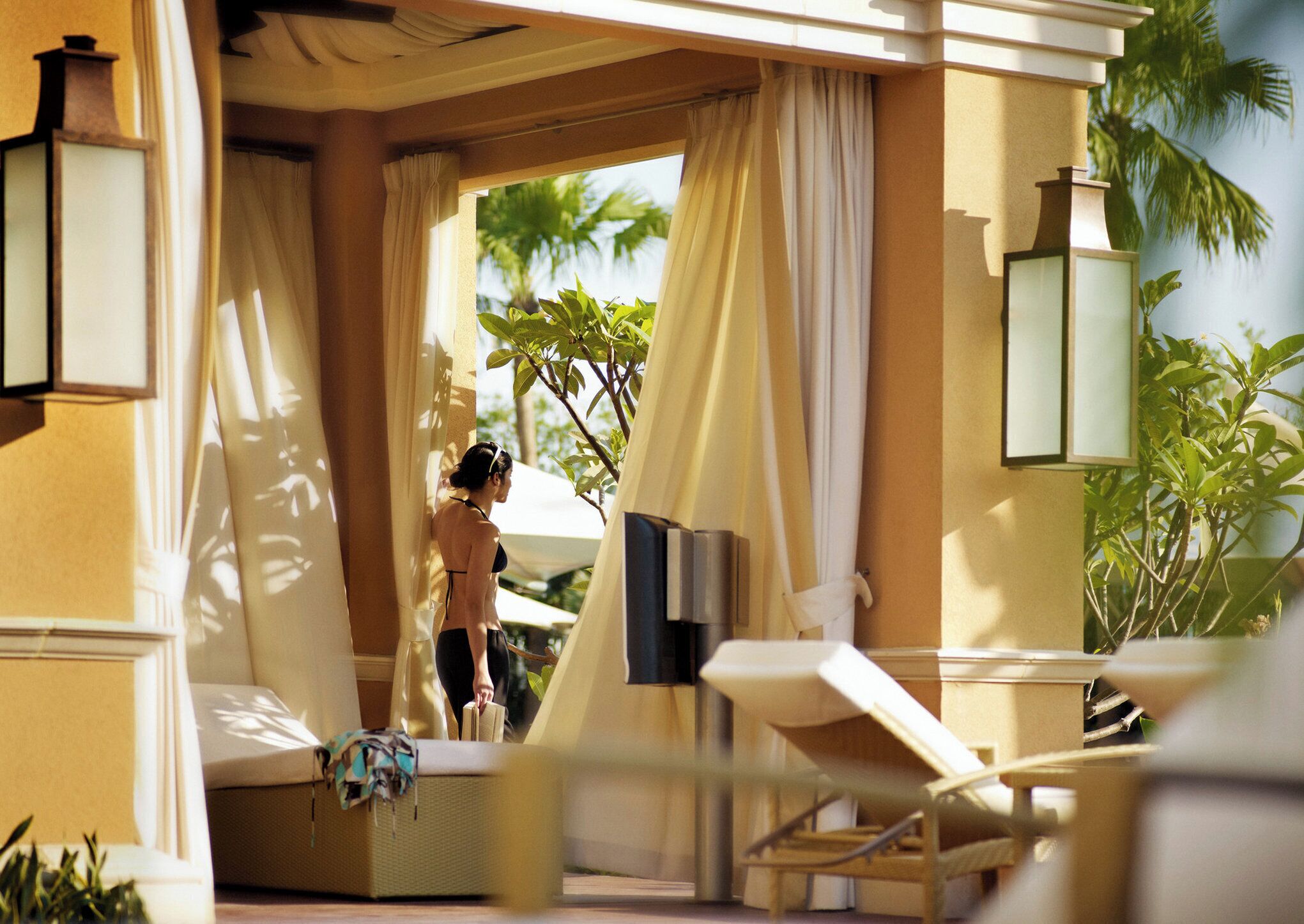 5 outdoor pools, open 8:00 AM to 8:00 PM, free pool cabanas