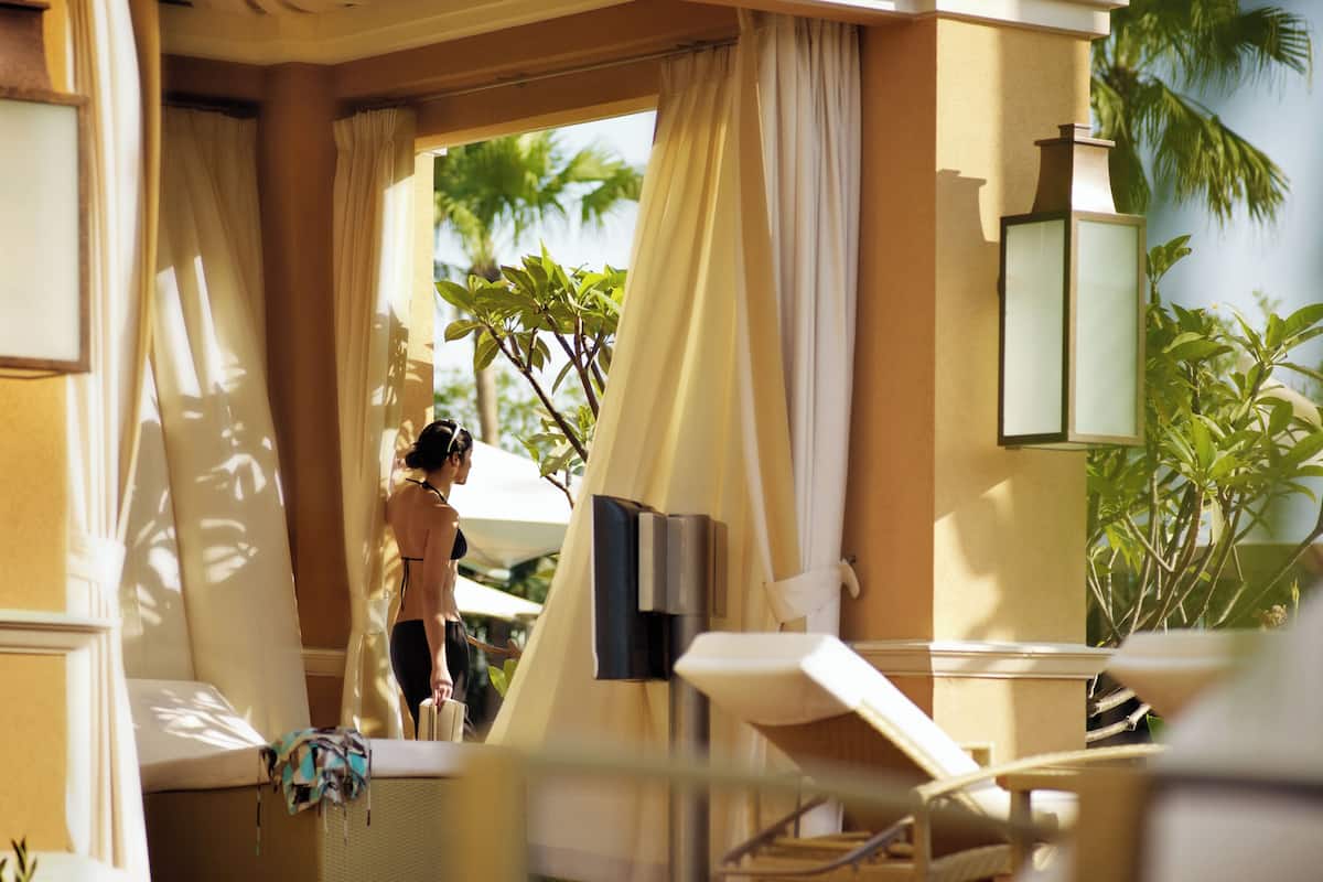 5 outdoor pools, open 8:00 am to 8:00 pm, free pool cabanas