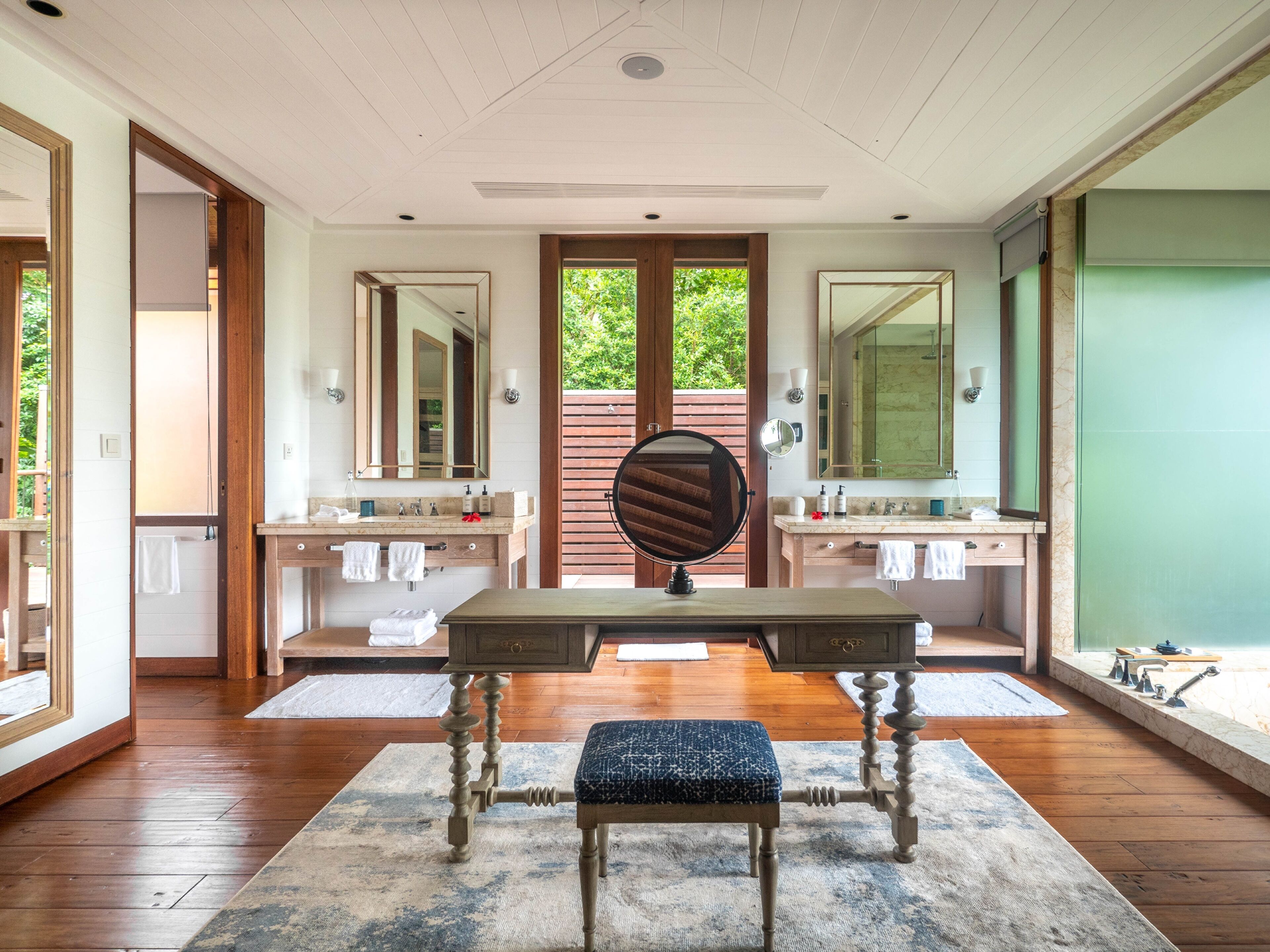 presidential suite, 3 bedrooms | bathroom | separate bathtub and shower, deep-soaking bathtub, rainfall showerhead