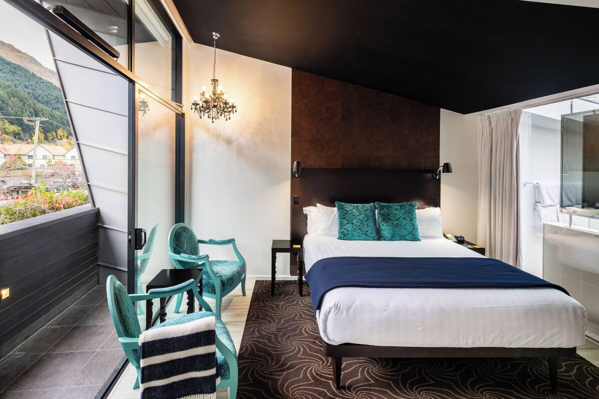 Kamar Double Mewah, 1 Tempat Tidur King | Seprai premium, minibar, brankas, dan meja kerja