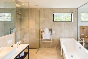 ห้องลักซ์ชัวรี่สวีท | ห้องน้ำ | ของใช้ในห้องน้ำเป็นมิตรต่อสิ่งแวดล้อม, ไดร์เป่าผม, เสื้อคลุมอาบน้ำ