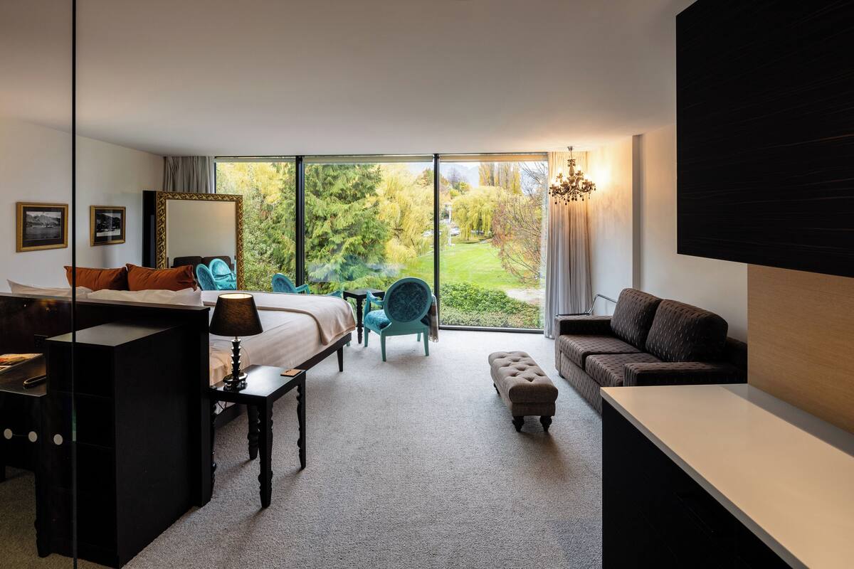 Suite Mewah, 1 Tempat Tidur King | Seprai premium, minibar, brankas, dan meja kerja