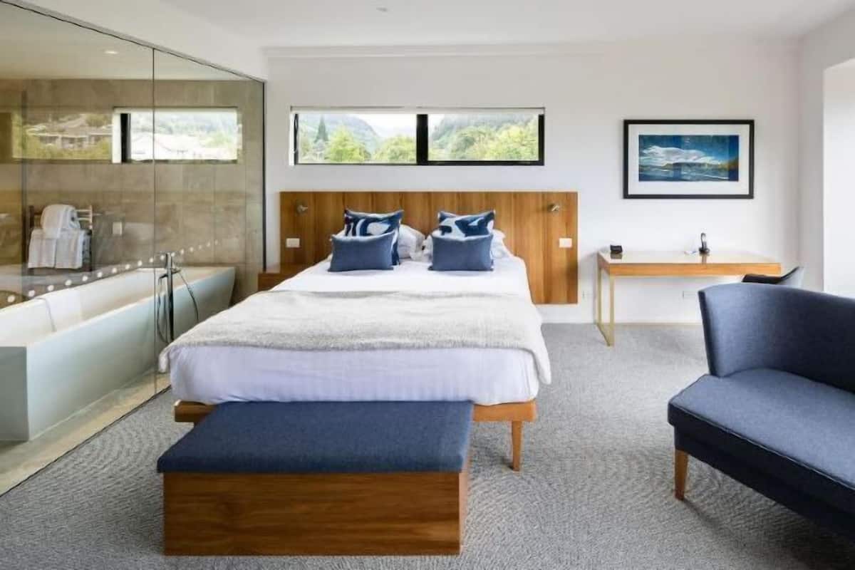 1 bedroom, premium bedding, minibar, in-room safe