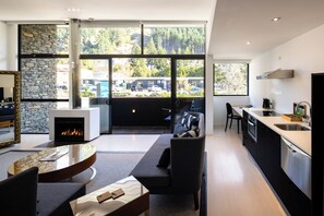 Suite (Tower) | Oppholdsområde | En 40-tommers LCD-TV med kabel-kanaler samt TV