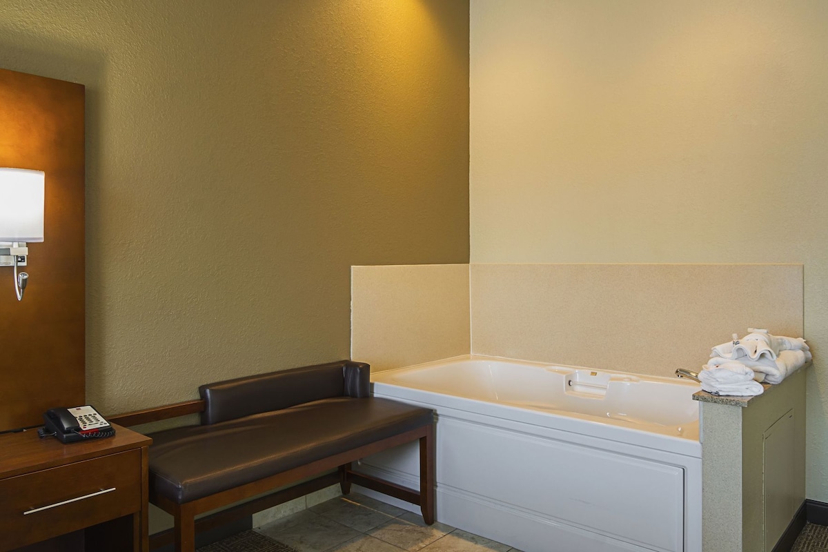 Bathroom | Free toiletries, hair dryer, towels, soap