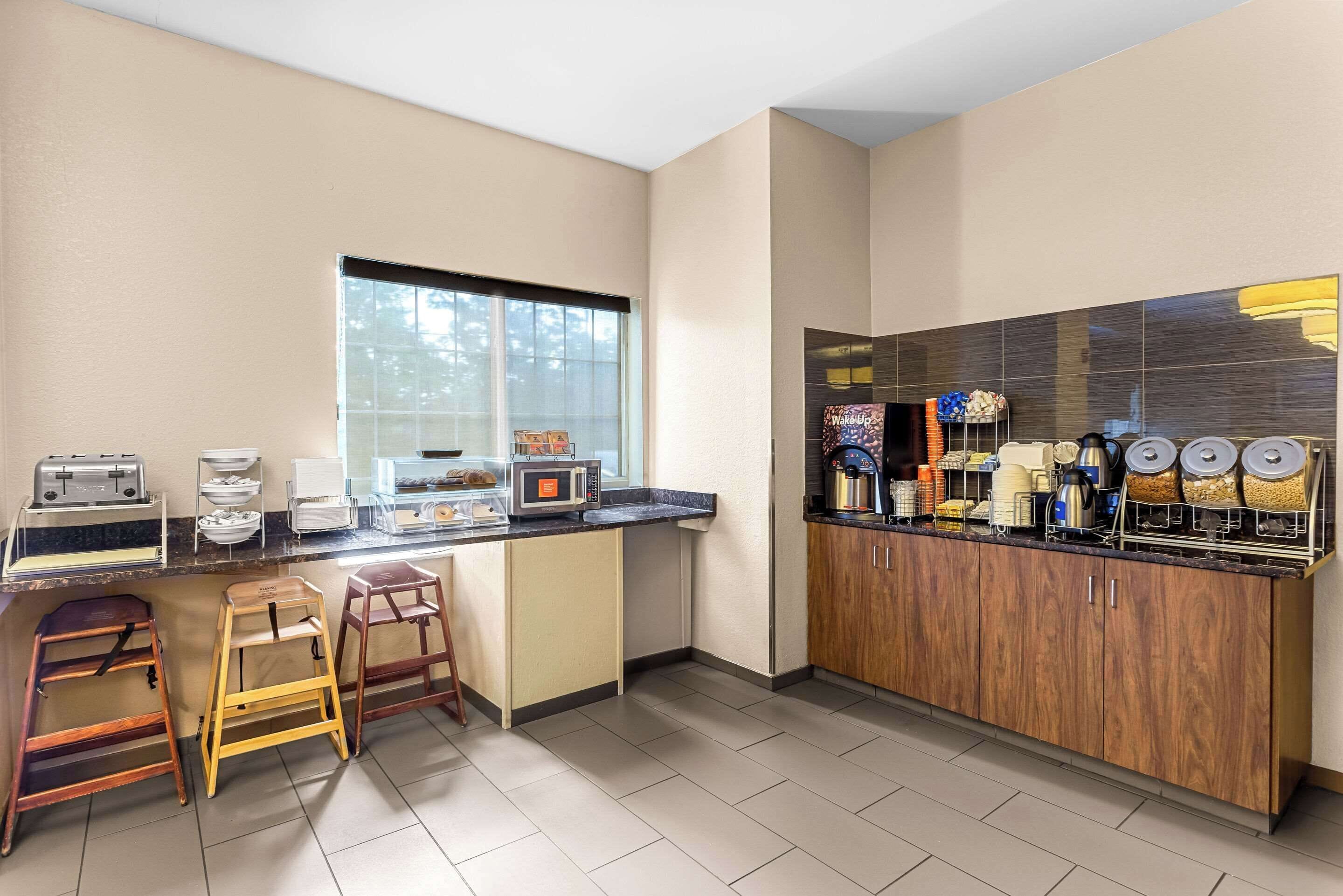 free buffet breakfast