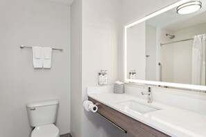 Combined shower/bathtub, hair dryer, towels - Holiday Inn Express & Suites Chicago West - O'Hare Arpt Area by IHG (Hillside)