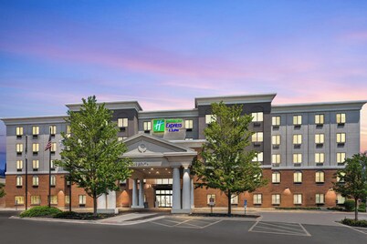 Holiday Inn Express & Suites Chicago West - O'Hare Arpt Area by IHG