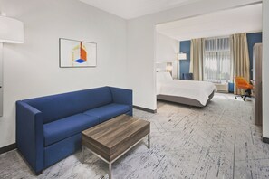 套房, 1 张特大床 (Additional Living Area) | 高档床上用品、客房内保险箱、办公桌、遮光窗帘