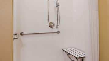Une cabine de douche blanche dotée d’un pommeau de douche à main et d’un flexible de douche à main.