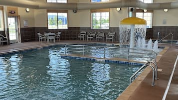 Piscine couverte, accÚs possible de 08 h 00 à 23 h 00, chaises longues