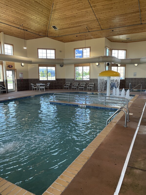 Innenpool, geöffnet von 08:00 Uhr bis 23:00 Uhr, Liegestühle