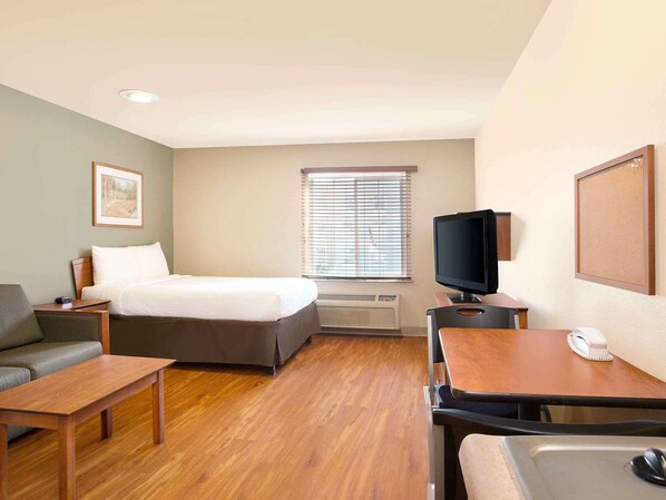 Desk, laptop workspace, iron/ironing board, free WiFi