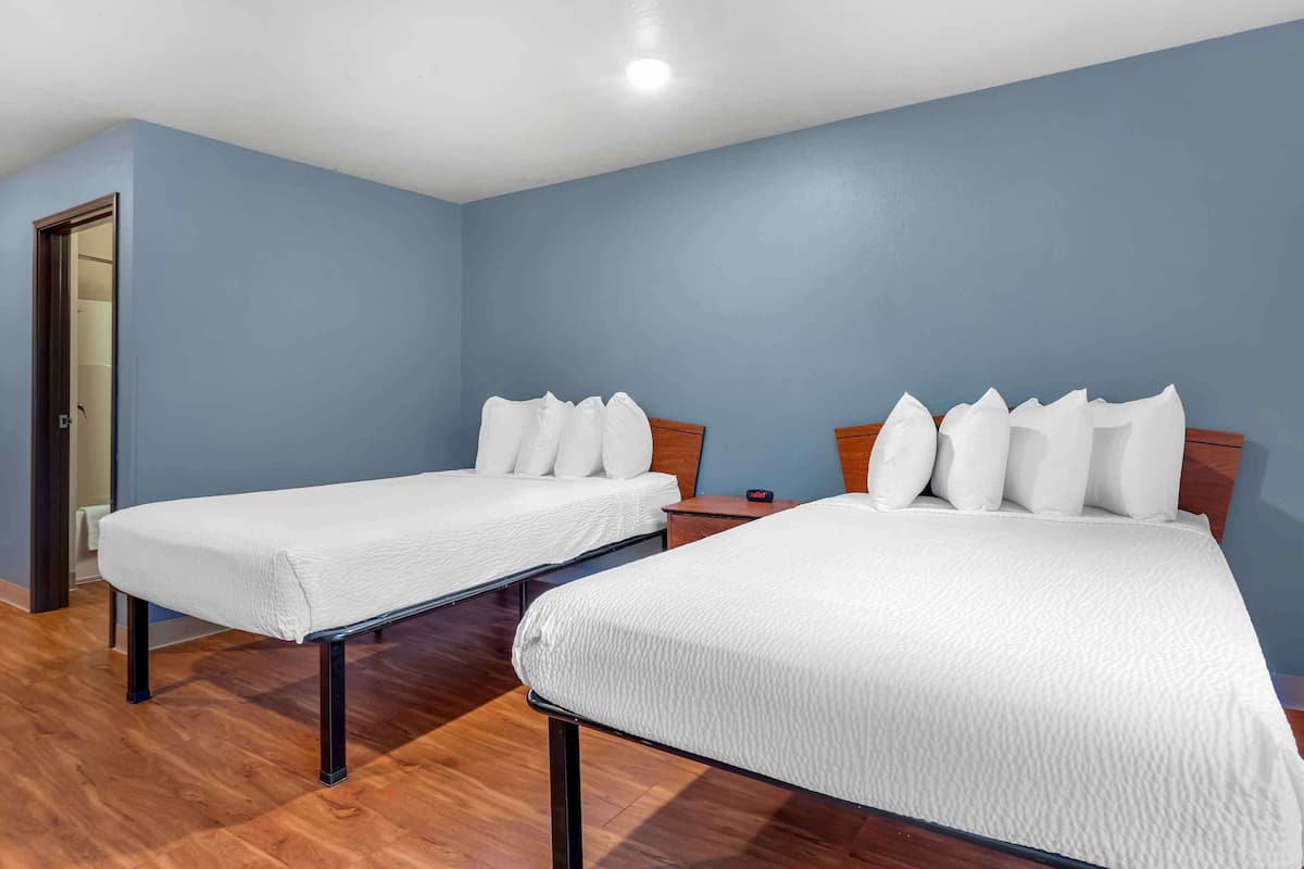 Desk, laptop workspace, iron/ironing board, free WiFi