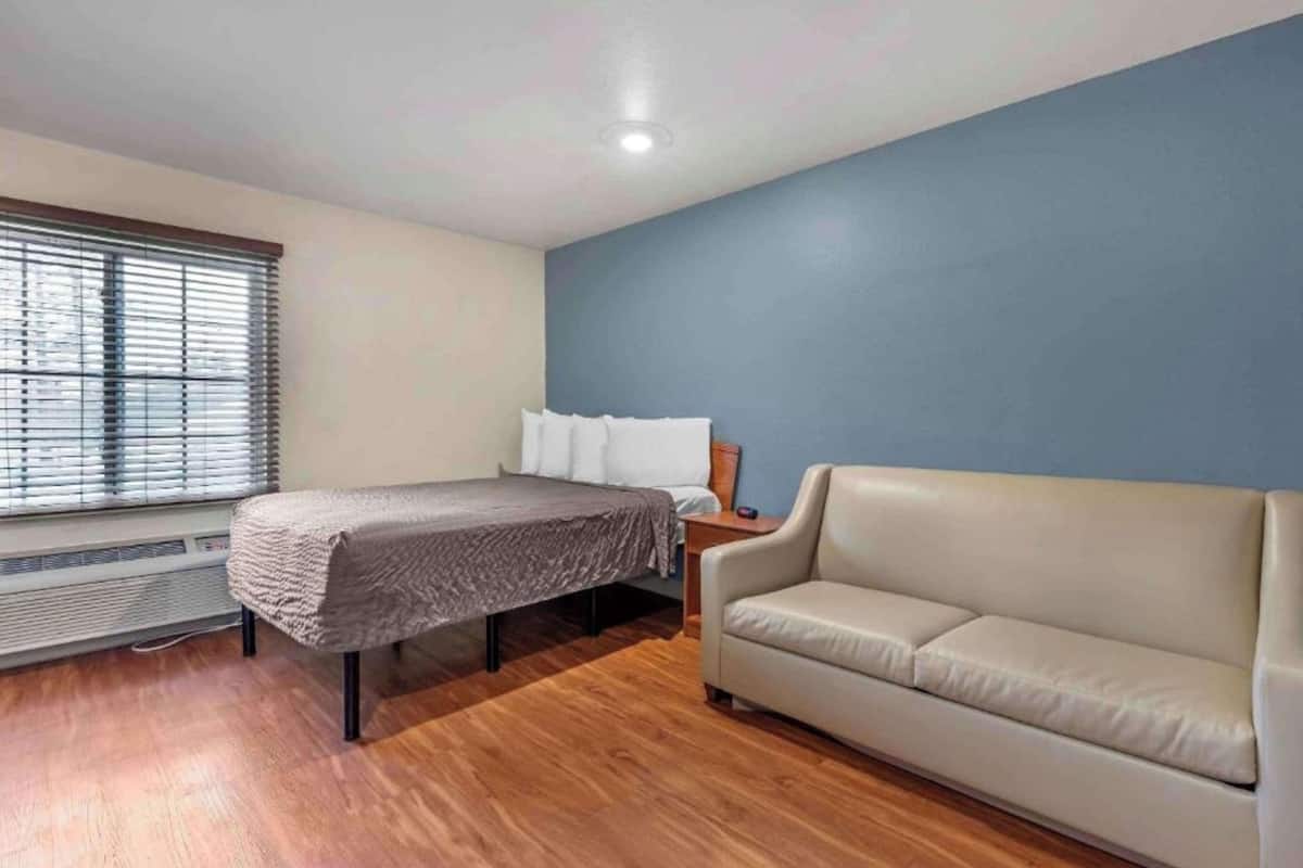 Habitación, 1 cama matrimonial, tina para personas con discapacidad, para no fumadores (Kitchen) | Escritorio y espacio para trabajar con laptop