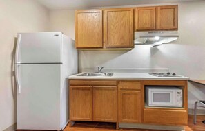 Habitación, 1 cama matrimonial, para no fumadores, cocina | Cocineta privada | Refrigerador con congelador, microondas y parrilla de estufa 