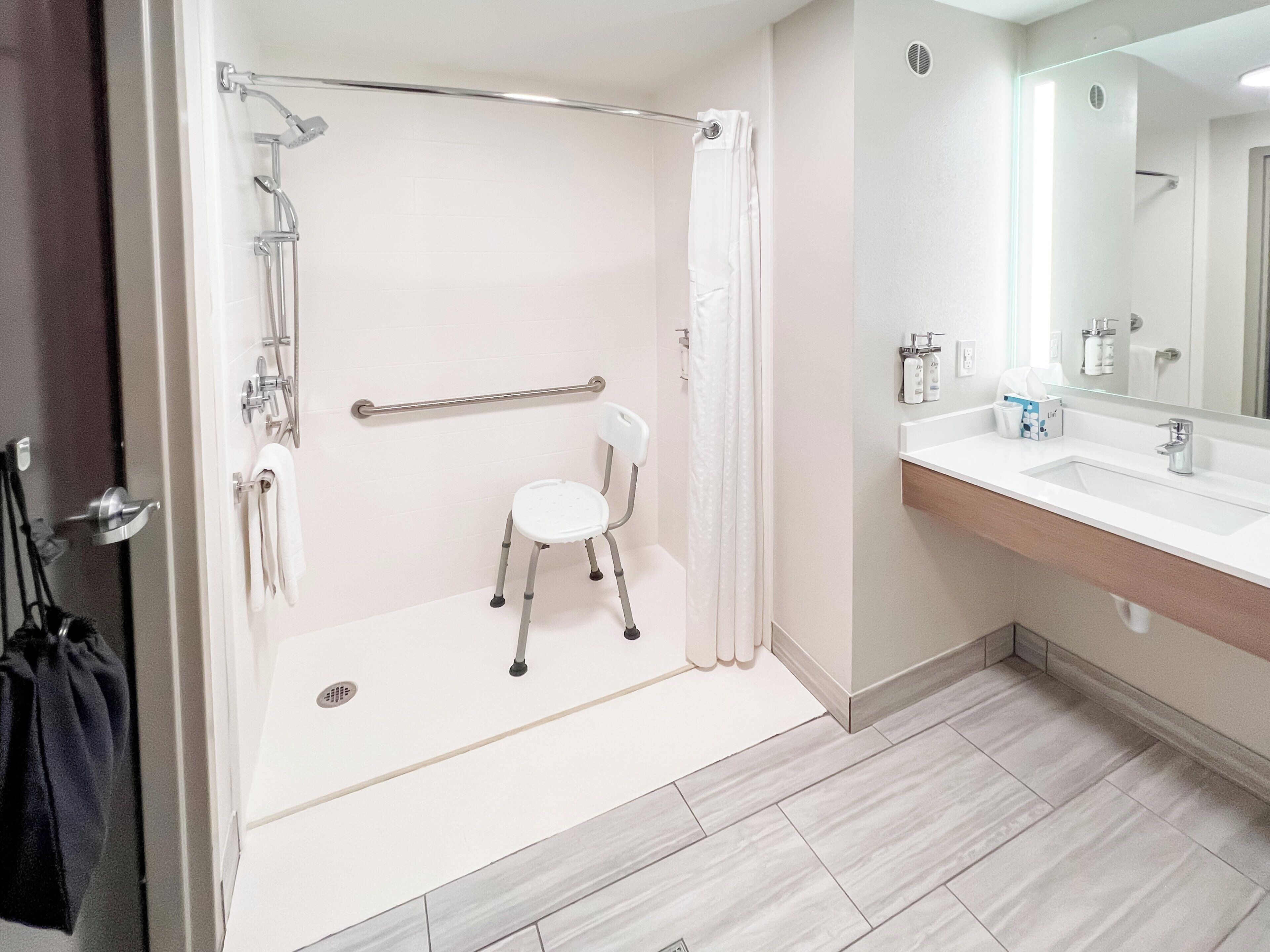 Un baño moderno con ducha, inodoro y lavamanos.