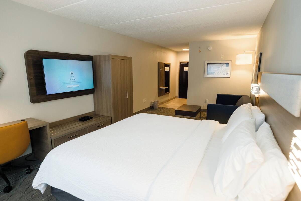 suite, 1 king bed | desk, iron/ironing board, free cots/infant beds, free wifi