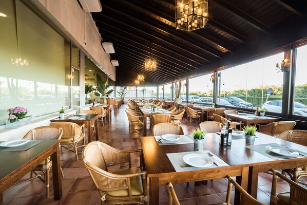 Se sirven desayunos, almuerzos y cenas; cocina local