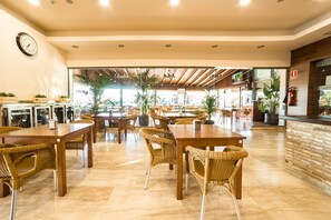 Frukost och lunch serveras, njut av de goda smakerna från lokala rätter.