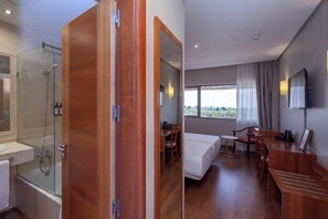 Luxe beddengoed, een kluis op de kamer, een bureau