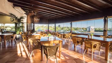 Serveert ontbijt, lunch, diner, lokale gerechten