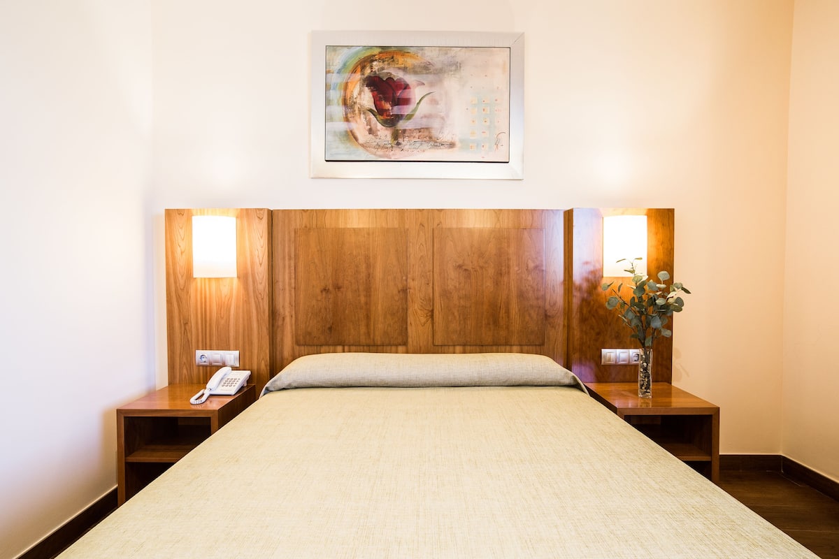 Premium bedding, in-room safe, desk, blackout drapes