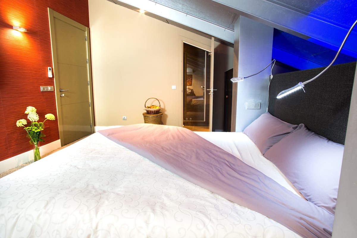 13 bedrooms, down duvets, in-room safe, blackout curtains