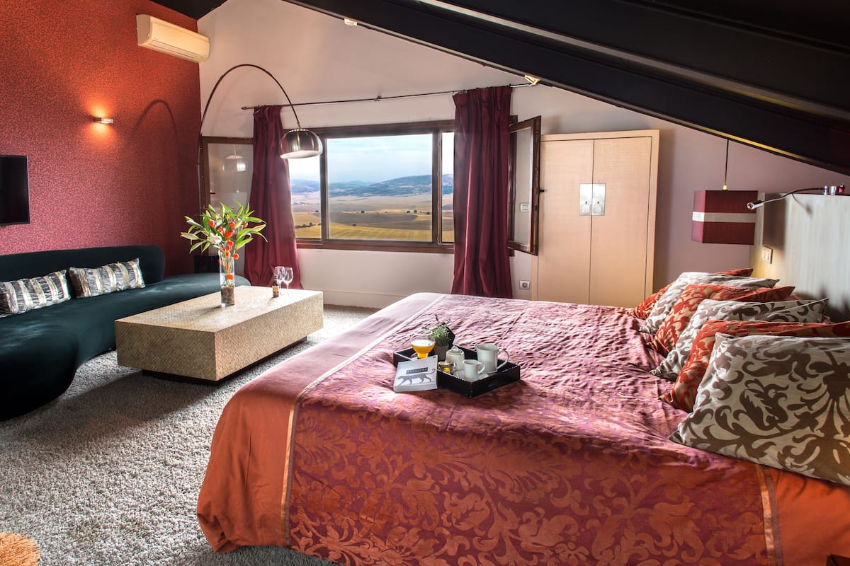 13 chambres, couette en duvet d'oie, coffres-forts dans les chambres